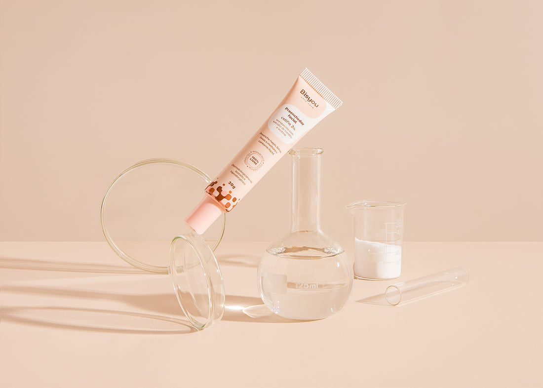 Preenchedor facial da Bisyou com objetos de laboratório transparentes