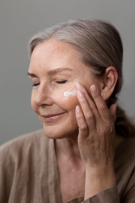 Ativos rejuvenescedores e hidratantes: como cuidar da pele seca e ressecada