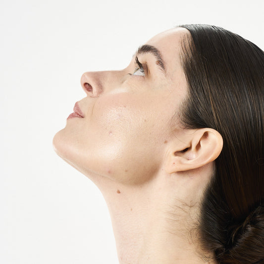 Pele oleosa: como controlar o brilho excessivo no verão