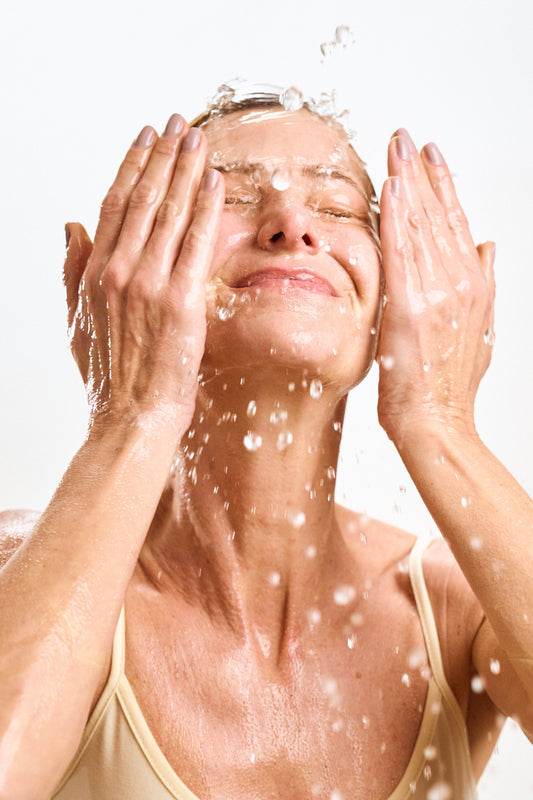 Preparação de pele para o Carnaval: como usar o skincare para a maquiagem durar mais