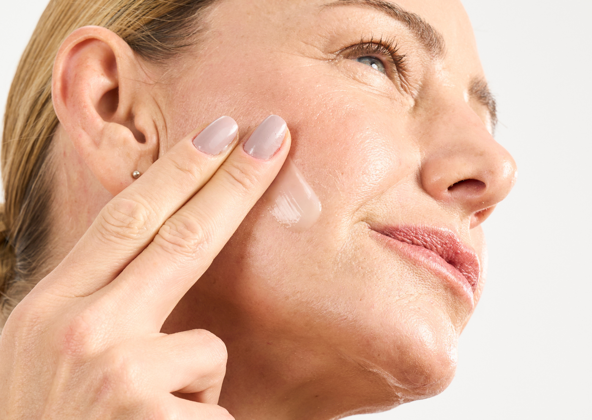 Skincare depois dos 35: o que muda na pele e como montar uma rotina que funciona