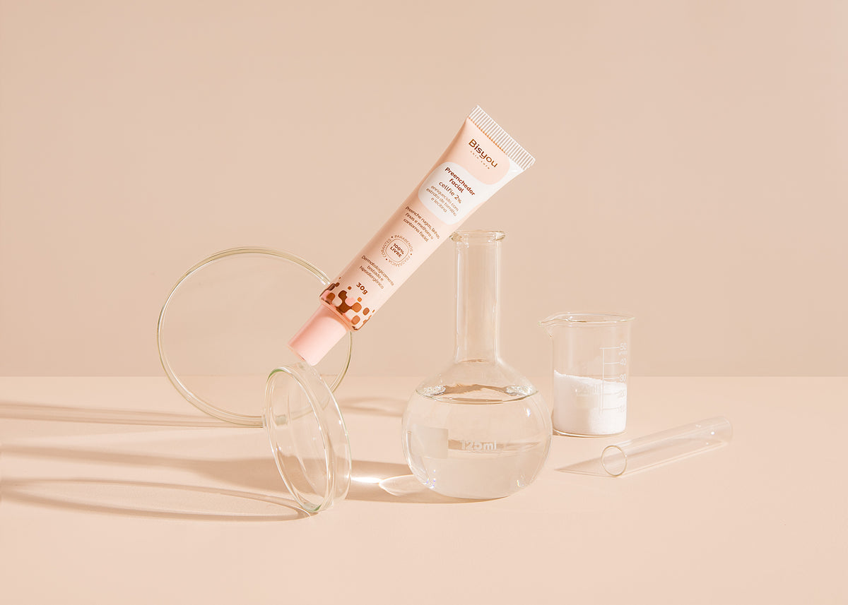 Preenchedor facial da Bisyou com objetos de laboratório transparentes