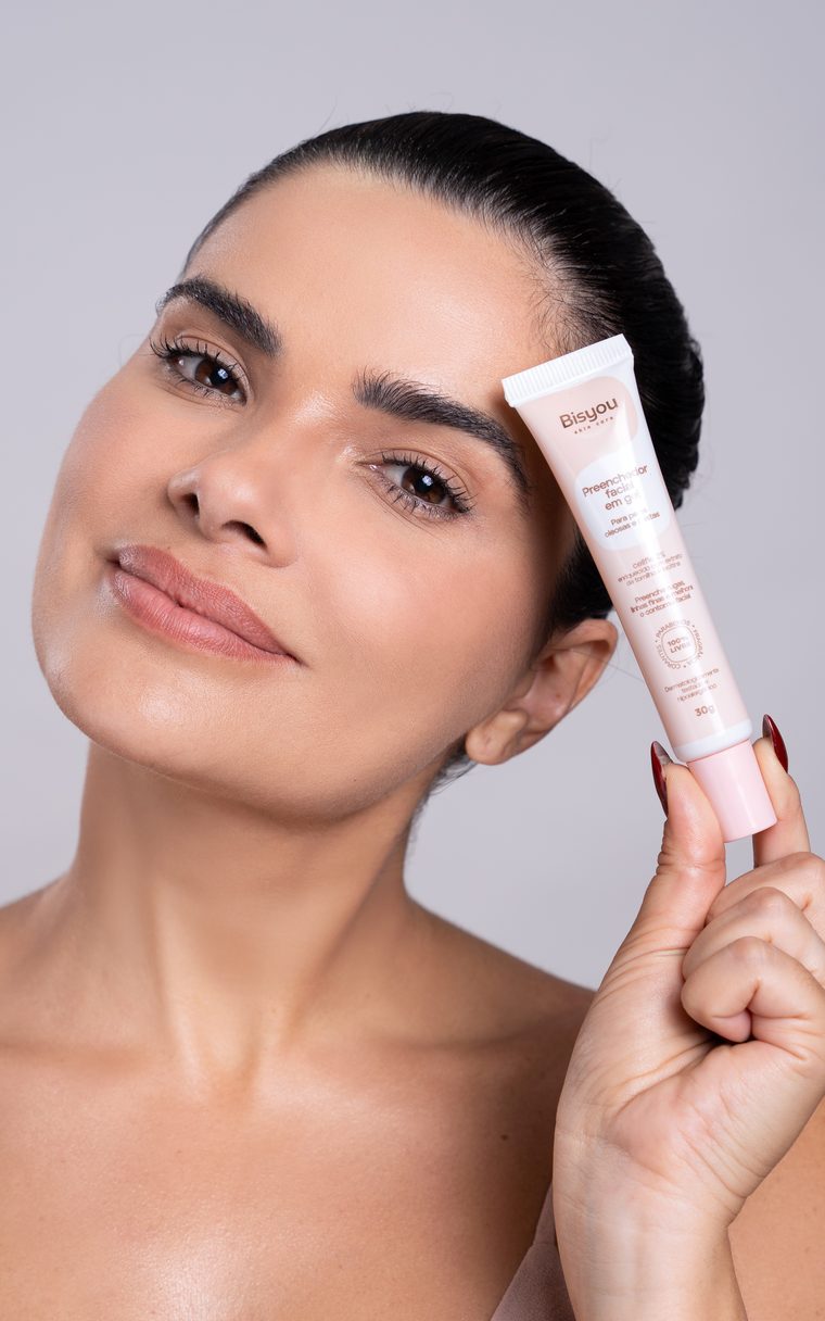 Mulher segurando o Preenchedor facial em gel Bisyou